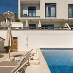 Meri Vila *
